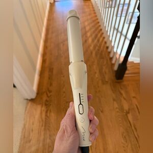 U.S. or Japanese 2 in 1 curling iron/straightener by Mical